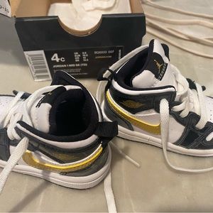 Jordan 1 Mid SE 4c black and gold